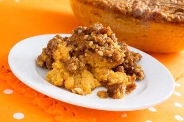 aardappel, lief, schattig, snoep, snoepje, vriendelijk, zoet, ovenschotel, bruin, bruine, geglaceerd, gekonfijt, gesuikerd, suiker, okkernoten, voedsel, traditioneel, noten, dankzegging, thanksgiving, gebakken, kerst, kerstmis, sinaasappel, feestdag, vakantie, bord, dienblad, plaat, groente, zij schotel, zoete aardappel, yam, bruine suiker, zuid, zuidelijk, zuiders, bladzijde, kant, pagina, ploeg, vlak, zijde, amerikaan, amerikaans, amerikaanse, amerikaans voedsel, gekookt, fijngestampt, wortel groente, het dienen